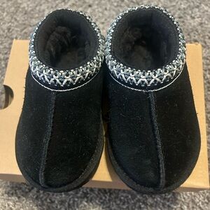 Toddler size 7 black Ugg Tasman II slippers